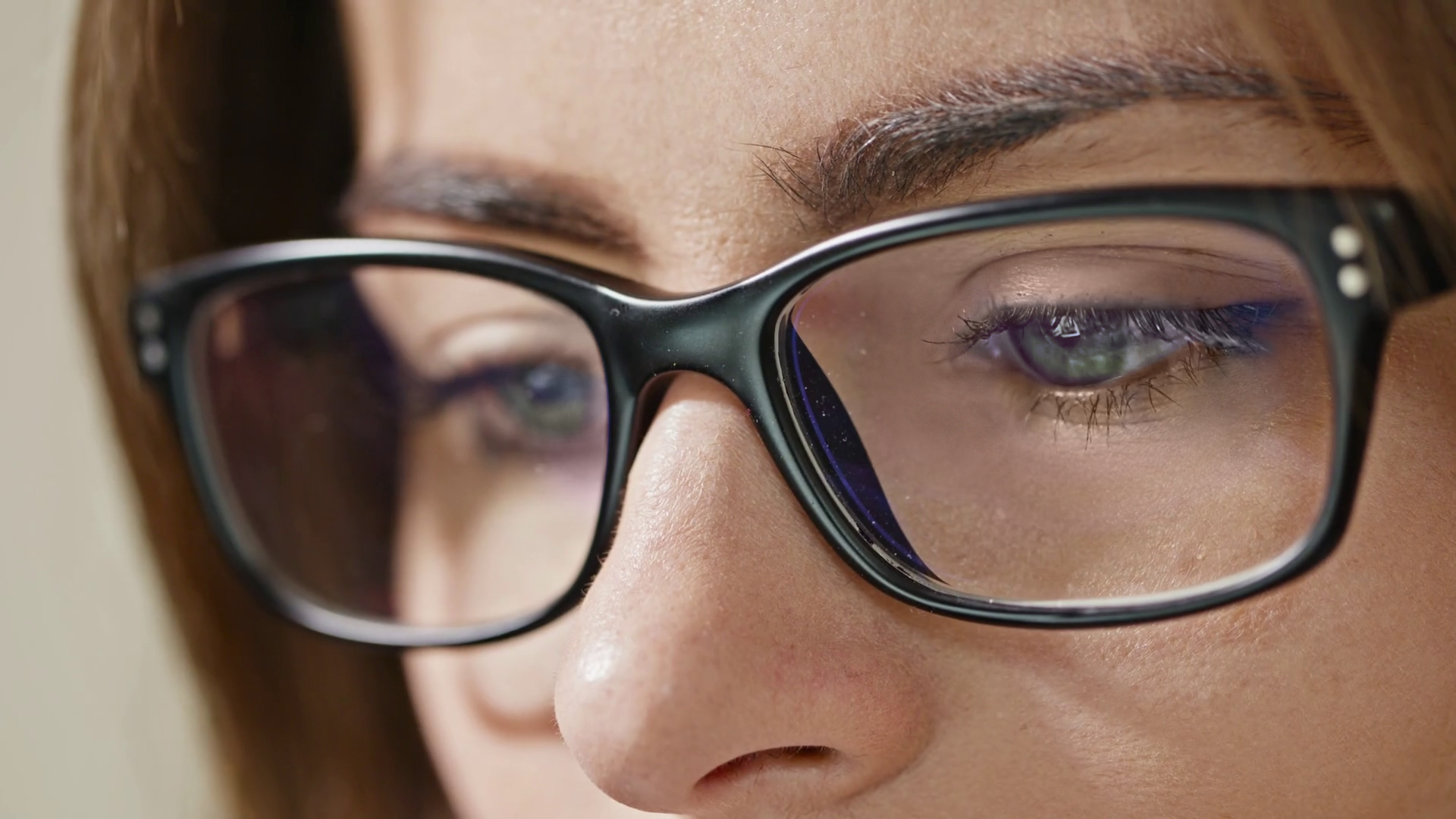 close-up-shot-of-woman-eyes-in-glasses-reflecting-a-working-computer-blue-screen_hoghlcawdx_thumbnail-full01 close-up-shot-of-woman-eyes-in-glasses-reflecting-a-working-computer-blue-screen_hoghlcawdx_thumbnail-full01