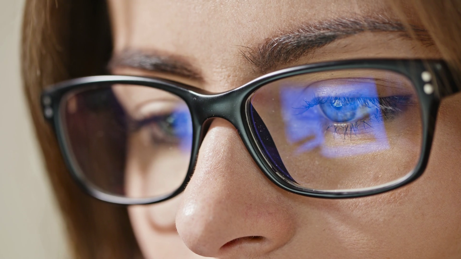 close-up-shot-of-woman-eyes-in-glasses-reflecting-a-working-computer-blue-screen_hoghlcawdx_thumbnail-full01